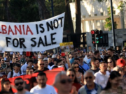 Почнуваат судирите.Албанската полиција употреби солзавец за да ги растера демонстрантите пред парламентот