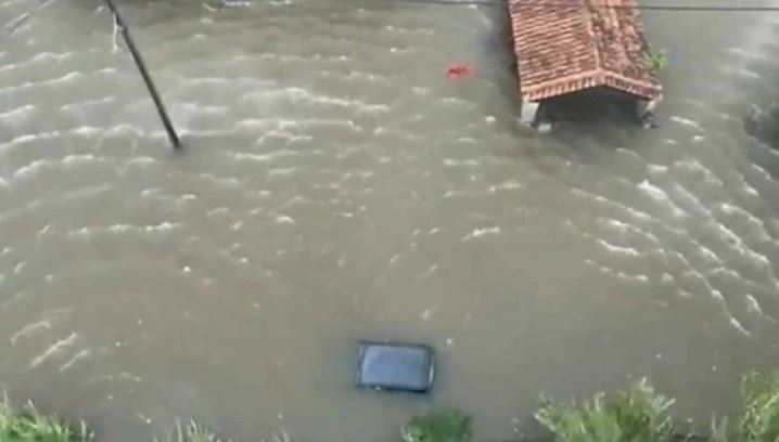 Бројот на загинати во поплавите во Грција се зголеми на 12 лица, а се трага по петмина