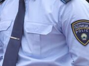 Полицаец нападнат со стаклен предмет