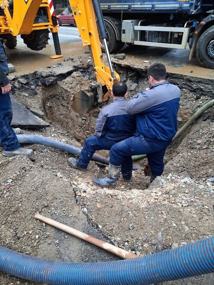 Поради голем дефект на водоводна цевка поплавени објекти, без вода поголем реон во централното подрачје на Скопје