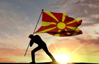 На денешен ден пред 34 години Македонија ги доби знамето и химната „Денес над Македонија“