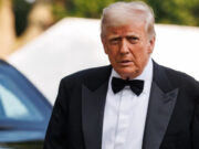 На вечера со новинарите, Трамп се пошегува за својот трет мандат