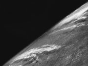 Земјата за прв пат е фотографирана од вселената