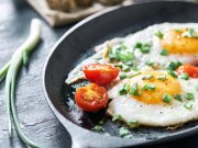 Изненадувачката состојка која ги прави пржените јајца уште повкусни