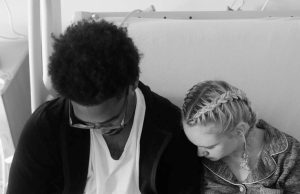 Тинеке Јунгер ја загуби ќерката, вториот близнак е во ред