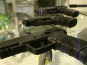 БИРН: Револвери со полициски ознаки од Србија завршуваат во рацете на американски трговци со оружје