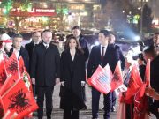 Меџити и Фетаи ја пречекаа албанската министерка, македонско знаме немаше