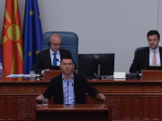Мицкоски му забележа на Шаќири за значката со албанското знаме, па му дадоа да ја смени со македонското знаме