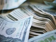 Доларот се зголеми, еврото паѓа