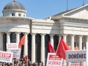 Со албански знамиња и со транспаренти да се почитува Законот за јазици се одржа протестот пред Министерството за правда
