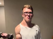 Човек тренира само еден бицепс со месеци и целосно го трансформира своето тело