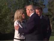 Трамп се потсмеваше на жена која го тепаше Макрон. Сега се сретна со неа, погледнете го видеото