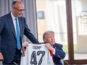 На самитот на Г7, Мерц му подари на Трамп германски дрес со број 47