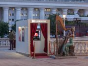 Банкомат како театарска сцена пред МНТ