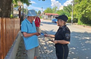 Полицајците ги потсетија граѓаните: Поминувајте улица на пешачки – без слушалки и телефони