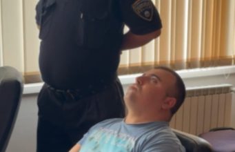Со поглед кон таванот на обвинителна клупа седна обвинетиот за убиствата во кумановско