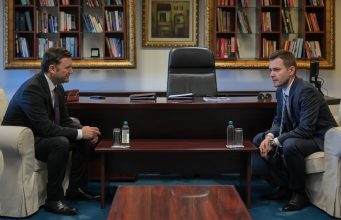 Османи пак ја црташе преговарачката рамка на табла, Муцунски му возврати дека нема легитимитет да држи лекции