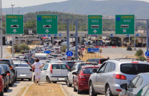 На Богородица кон Грција, се чека околу два часа